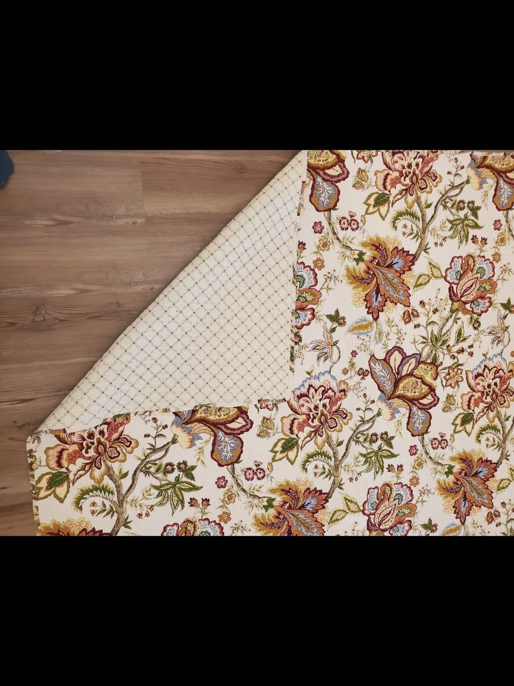 Twin Floral Quilted Bedspread in White with Multicolor Blooms C & F with Sham
